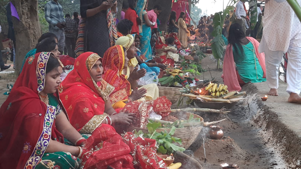Chhath Puja Day 3: On the third day of Chhath Puja, devotees and their family members offer arghya to the setting sun.